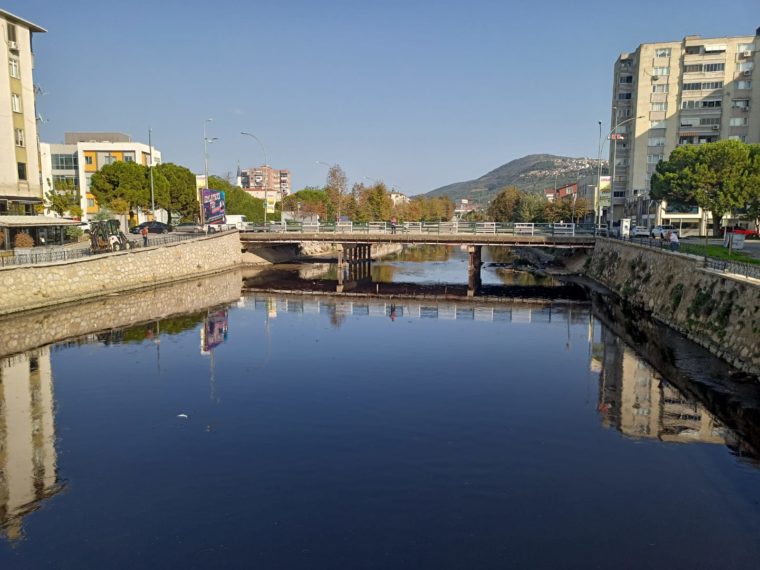 Karsak Deresi zehir saçıyor.